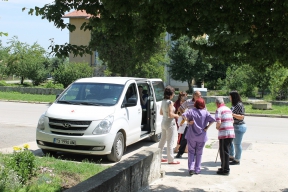 Звеното за почасово предоставяне на услуги в домашна среда по проект № BG05M9OP001-2.002-0159 „Подкрепа за достоен живот” посрещна първите потребители, които пожелаха да получат рехабилитационни услуги в Звеното, снимка 1