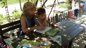 Сурвакници и коледни картички ще получат пет деца с увреждания от община Крушари, снимка 1