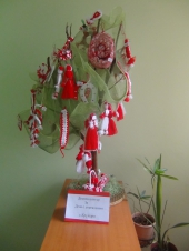 ПЪРВИТЕ МАРТЕНИЦИ, ИЗРАБОТЕНИ В ДНЕВЕН ЦЕНТЪР ЗА ДЕЦА С УВРЕЖДАНИЯ ВЕЧЕ СА В ОБЩИНА КРУШАРИ, снимка 1